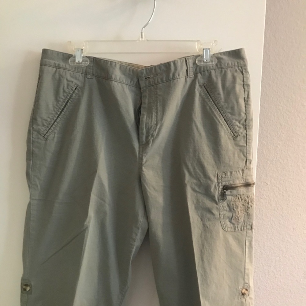 Dockers Capris.